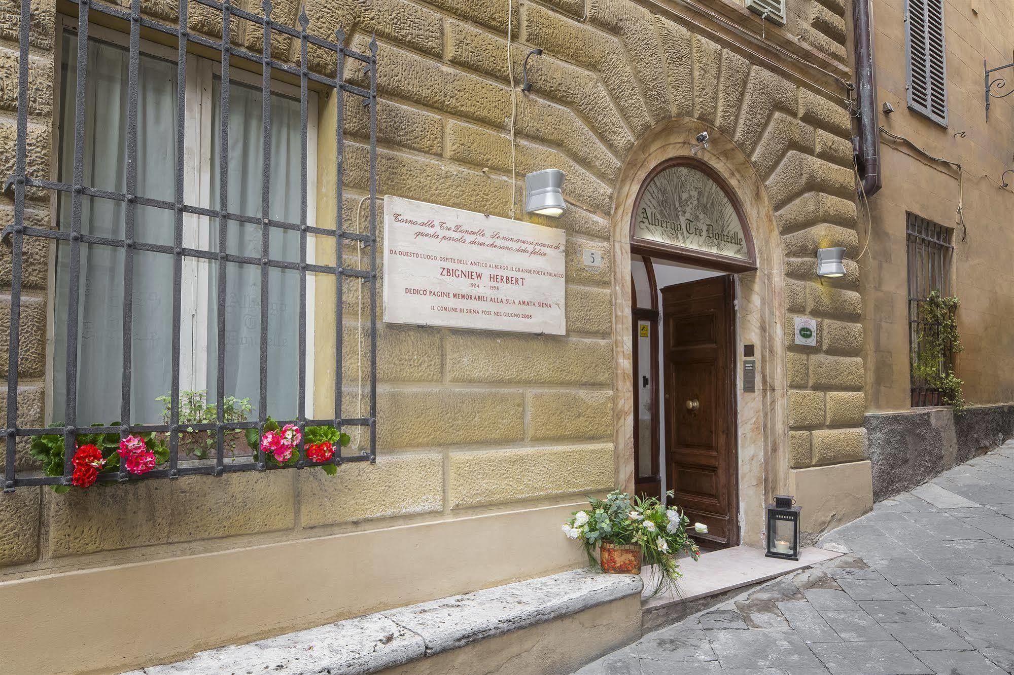 Albergo Tre Donzelle Siena Exterior photo